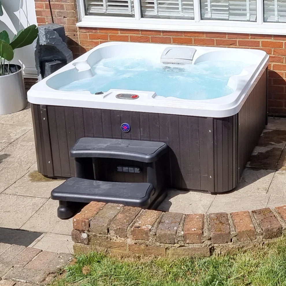 Manitoba 14-Jet 4-Person Hot Tub