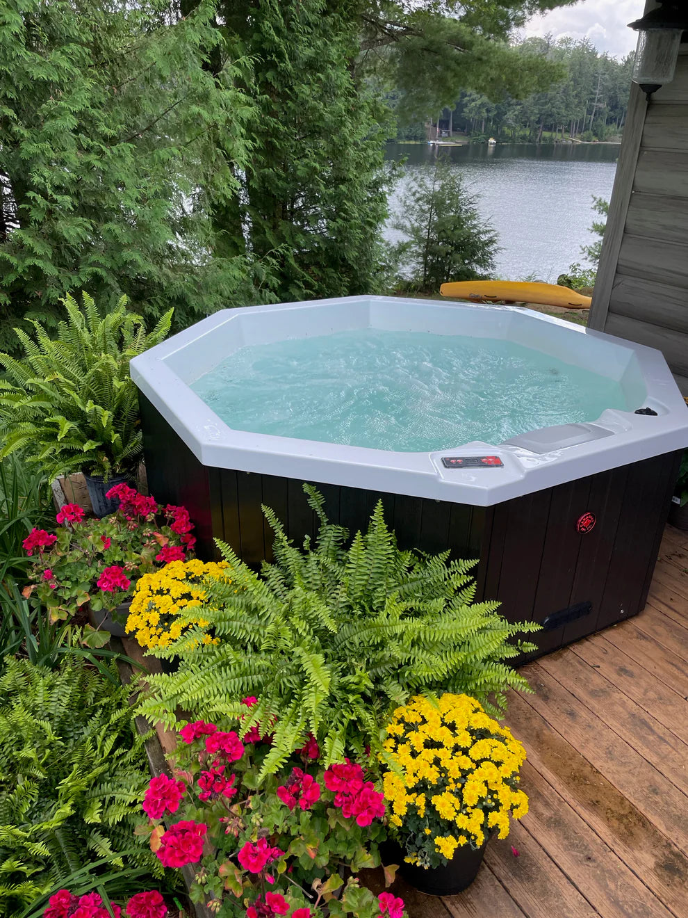 Muskoka 14-Jet 6-Person Hot Tub