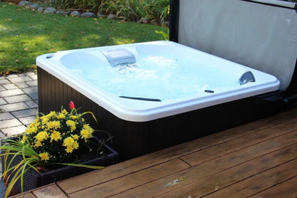 Manitoba 14-Jet 4-Person Hot Tub