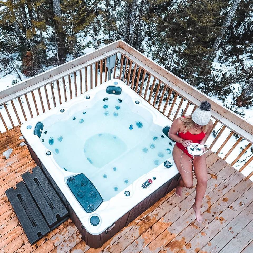 Winnipeg UV 35-Jet 5-6 Person Hot Tub