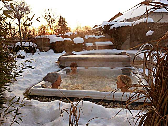 Winnipeg UV 35-Jet 5-6 Person Hot Tub